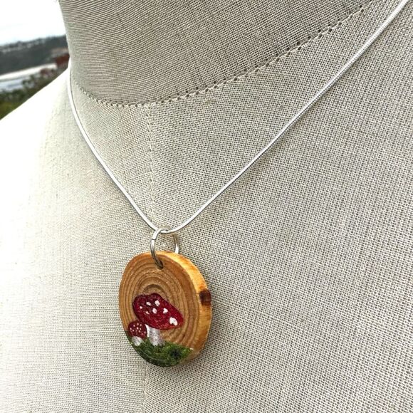 Mushroom wood slice pendant necklace - Picture 4 of 8